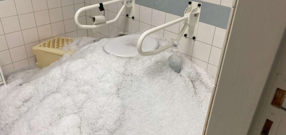 Hagelstenen komen uit toilet